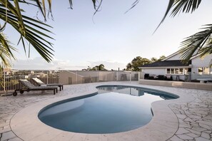 A swimming pool with lounge chairs and a patio area. - Lõco Píso House Pet friendly - Pool & Spa (Brisbane)