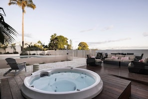 A hot tub on a wooden deck with outdoor furniture and a pool in the background. - Lõco Píso House Pet friendly - Pool & Spa (Brisbane)