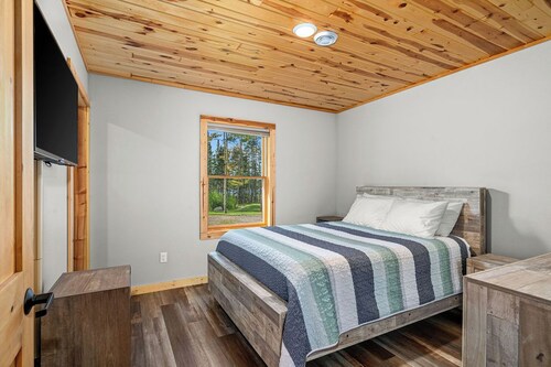 Lakehouse Retreat - 1,000 ft shoreline - Kayaks/Firepit/Game Room - 35 mi Duluth