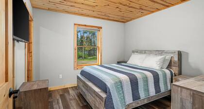 Lakehouse Retreat - 1,000 ft shoreline - Kayaks/Firepit/Game Room - 35 mi Duluth