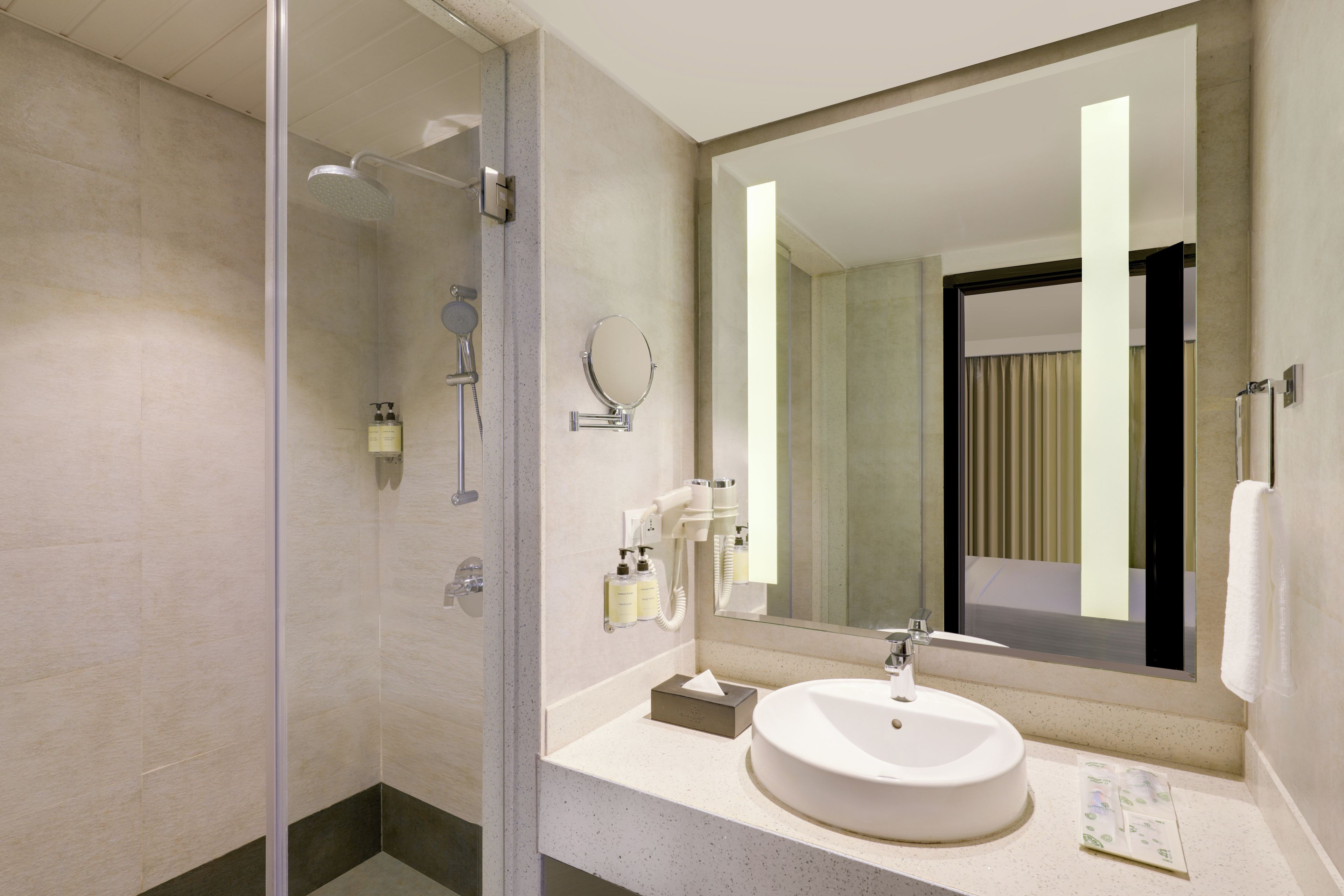 Studio | Bathroom | Shower, hair dryer, slippers, towels