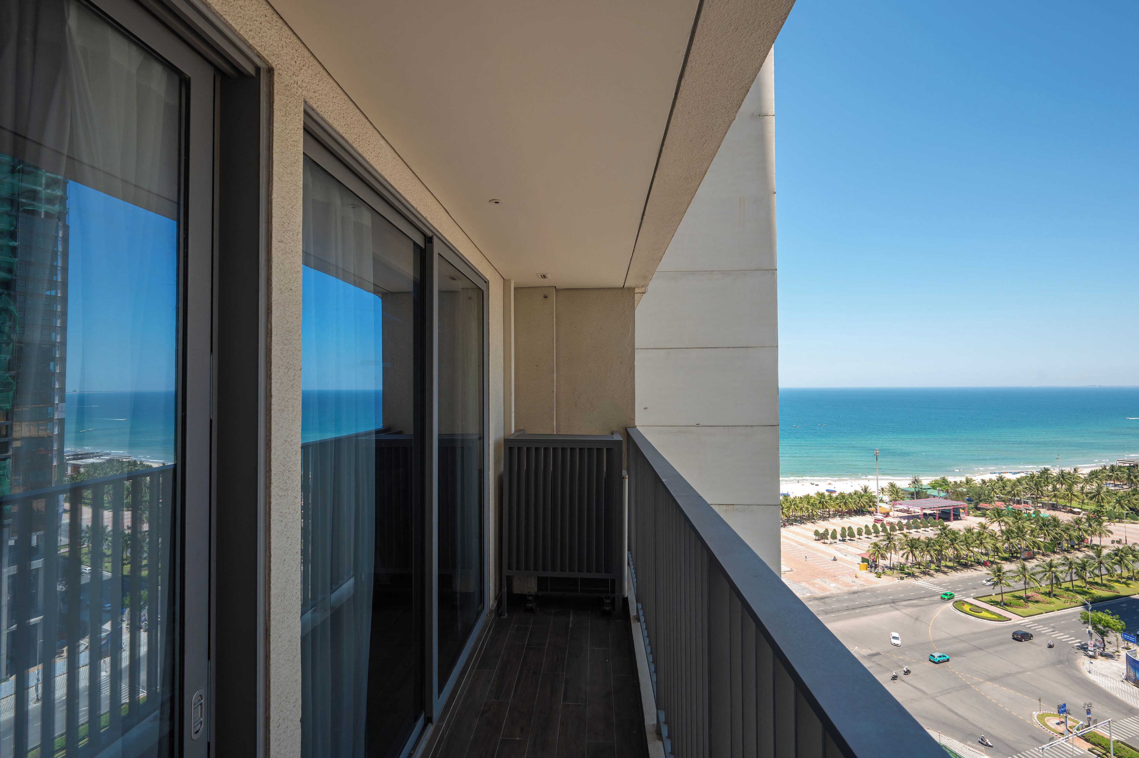 Uma varanda com vista para o mar e a praia.