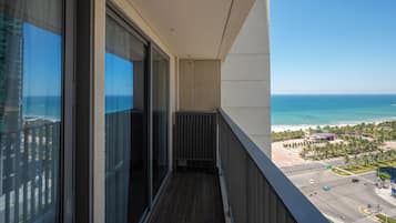Uma varanda com vista para o mar e a praia.