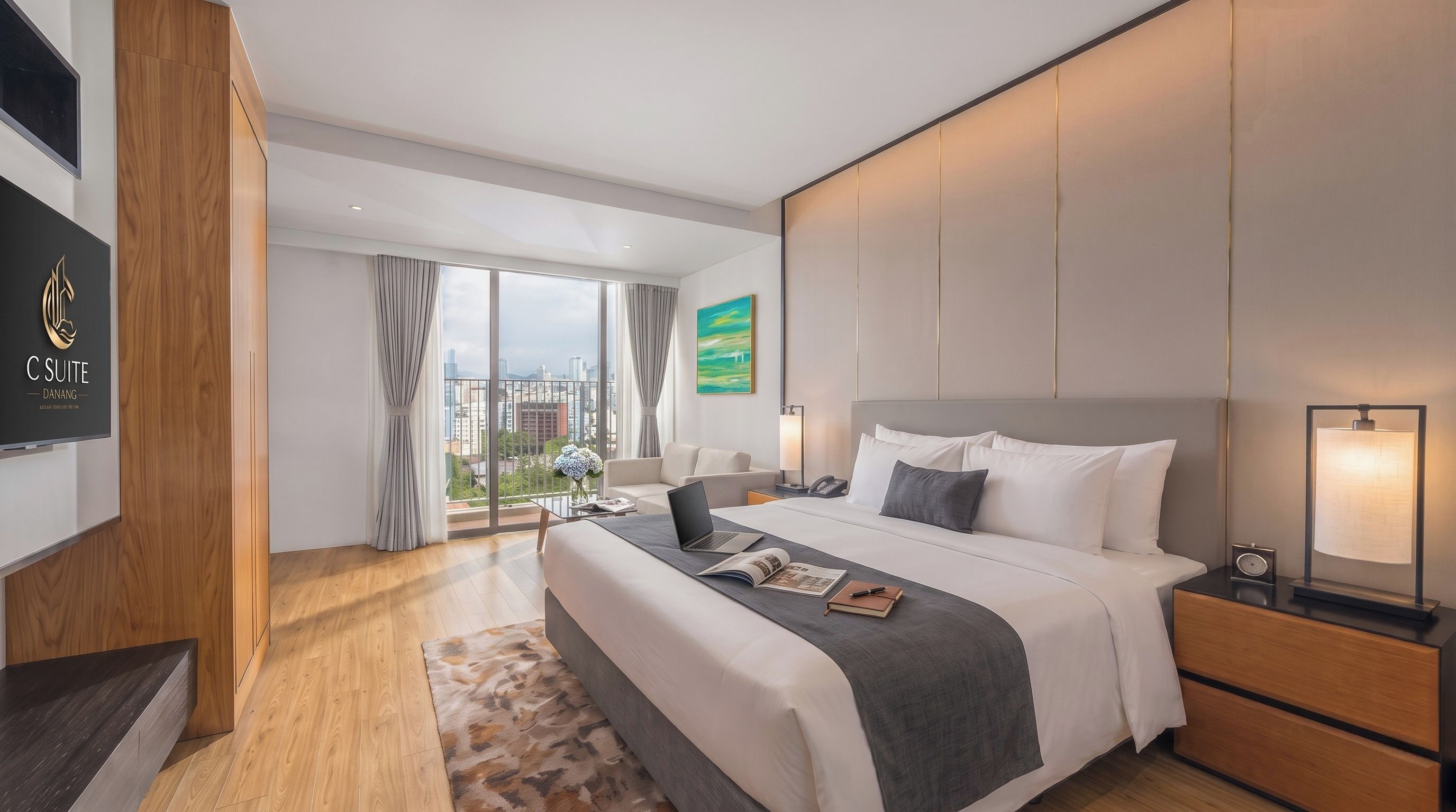 Habitación de hotel moderna con una cama grande, un escritorio, una computadora portátil y vistas a la ciudad.