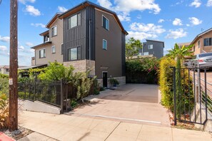A multi-story residential building with a driveway leading to the entrance. - The Nutmeg Grand 4BR downtown San Diego retreat with patio, fire pit, WiFi & parking (San Diego)
