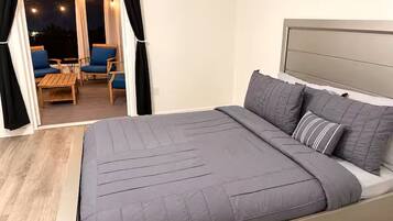 Ein Schlafzimmer mit einem Bett, einem Nachttisch und einem Fenster.