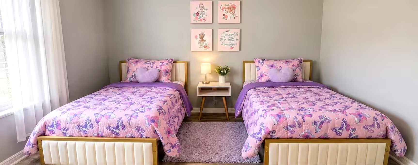 Een slaapkamer met twee bedden, een nachtkastje en wanddecoratie.