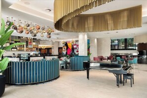 Ein modernes Interieur mit Bar, Sitzgelegenheiten und einem Klavier.