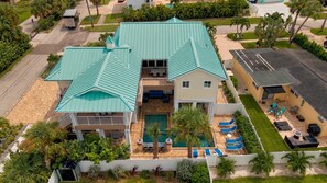 A two-story house with a swimming pool, a covered patio, and a fenced backyard. - New Remodel/Short Walk To Clearwater Beach/Pool (Clearwater)