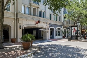 Ein Gebäude mit freiem Zugang, einer Kennzeichnung für 2,10 Meter Höhe und einer Plakette mit dem Text 'West Village'.