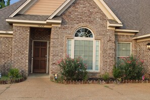 A brick house with a front door, a window with shutters, and a number '1822' above the door. - Spacious 5-bedroom house in lovely Oxford with AC comfort (Oxford)