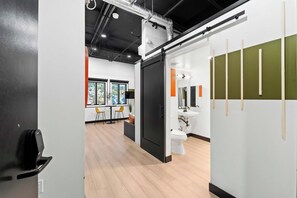 Ein modernes Interieur mit einem Essbereich, einem Badezimmer und Blick durch ein Fenster.
