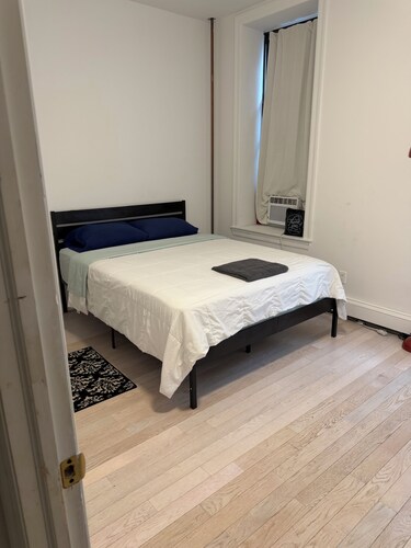 Extra large 4 bedroom 2 bathroom in Manhattan- full kitchen, dining table + more