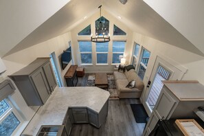 Geräumiges Loft mit Küche, Essbereich und Sitzgelegenheiten.
