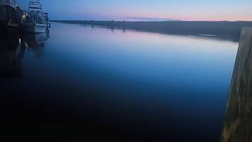 Een rustig waterlichaam met een steiger en een boot.