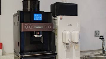 Una máquina de café con pantalla digital y dispensador de agua.