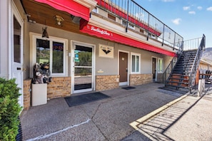 Ein Hotel mit roter Markise, einer Treppe und einem Schild für das Eagle Motel.