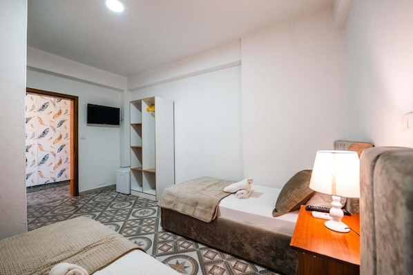 Room - Lion Hotel (Golem)