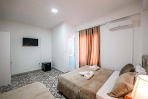 Room - Lion Hotel (Golem)