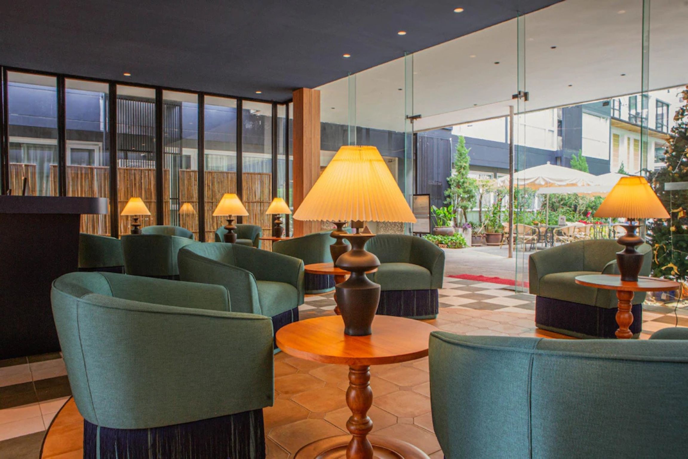Eine Lobby mit Sitzgelegenheiten, Lampen und einem Schachbrettmuster-Boden.