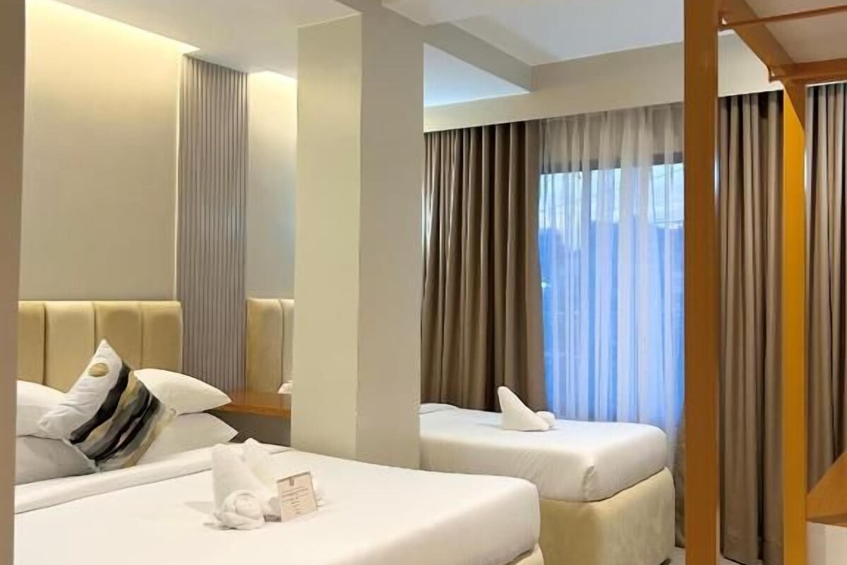 Family Room, Multiple Beds, Non Smoking, Pets allowed | Desk, laptop workspace, blackout curtains