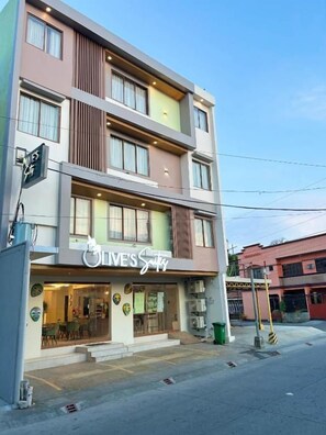 Un edificio de varios pisos con un escaparate que dice 'LIVE'S STY'.