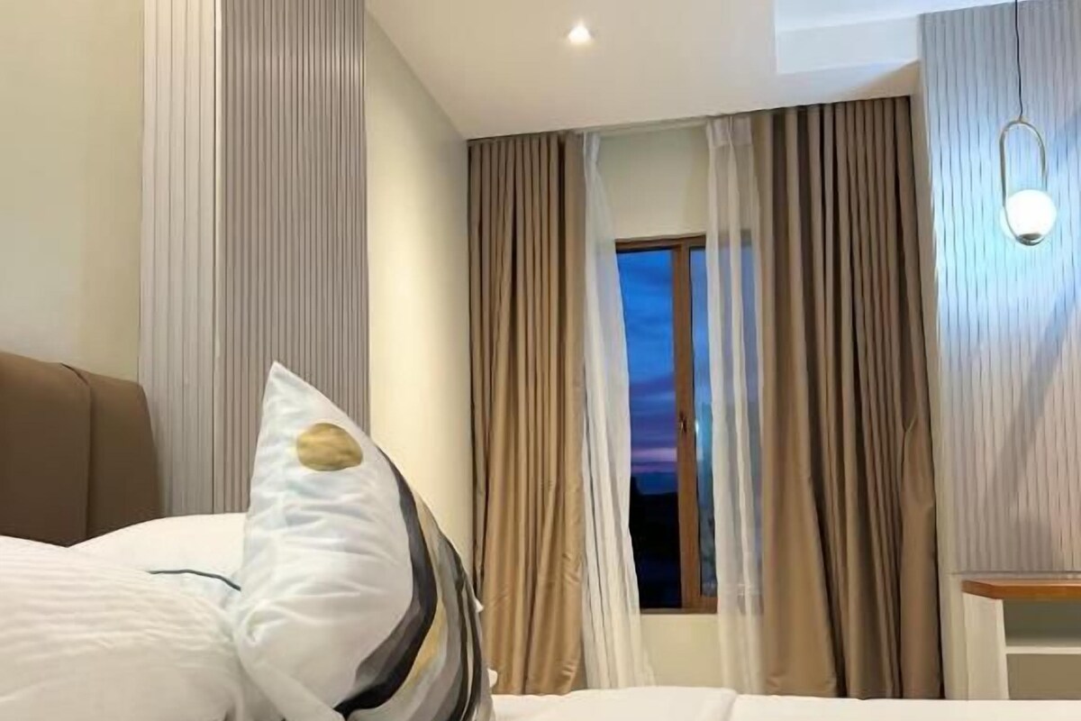 Standard Double Room, 1 King Bed, Non Smoking, Pets allowed | Desk, laptop workspace, blackout curtains