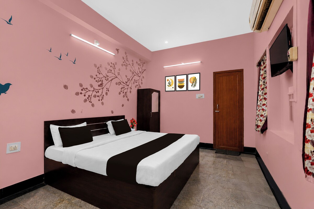 Desk, WiFi (free), bed sheets