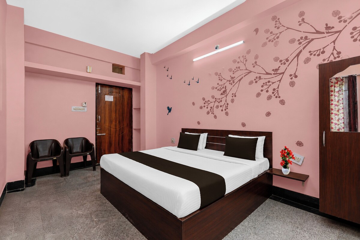 Desk, WiFi (free), bed sheets