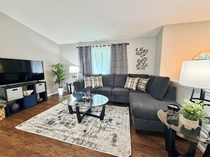 Living area - Beautiful Marion Stay, Peaceful & Private (Marion)