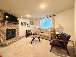 Living area - Beautiful Marion Stay, Peaceful & Private (Marion)