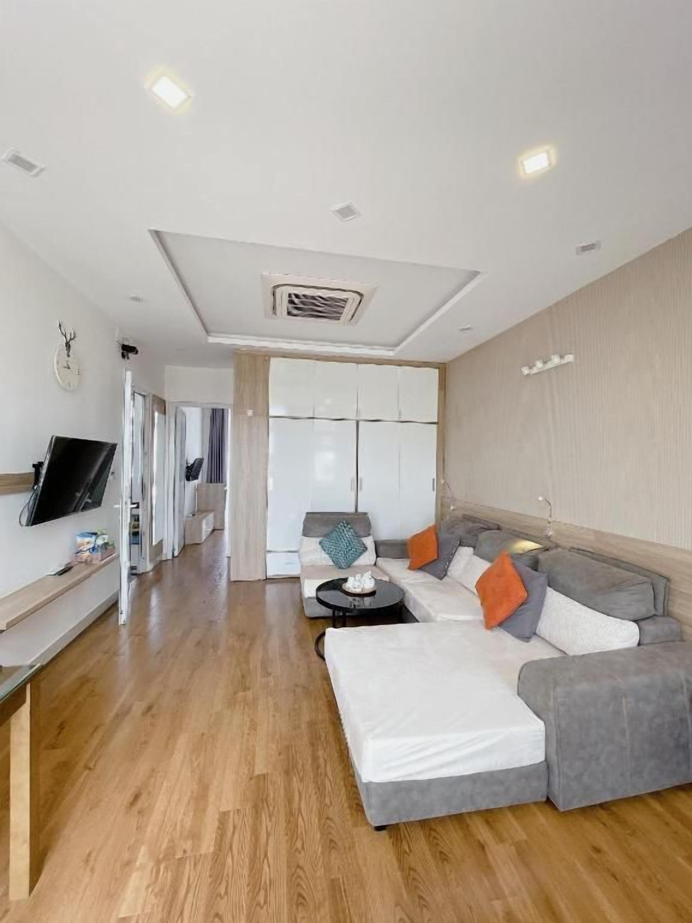 Een moderne woonkamer met een bank, een salontafel en een flatscreen-televisie.