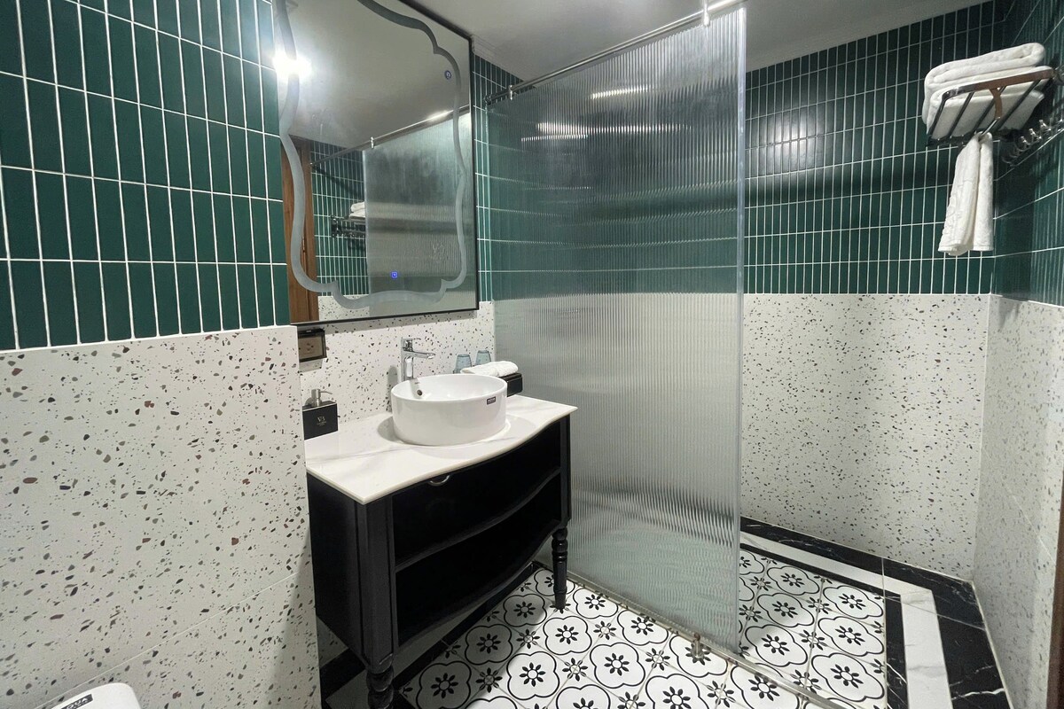 Deluxe-dobbeltværelse - udsigt til gårdsplads | Badeværelse | Gratis toiletartikler, hårtørrer, hjemmesko, håndklæder