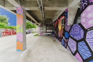Ein unterirdischer Gang mit bunten Graffiti an Wänden und Säulen.