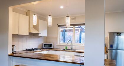 StayAU Cozy Getaway Near Westfield Knox