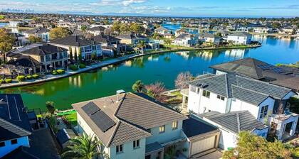 StayAU 2-Story Lakeside Oasis w/Scenic
