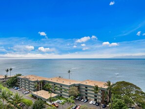 Un hôtel à plusieurs étages, doté d’un parking et offrant une vue sur la mer.