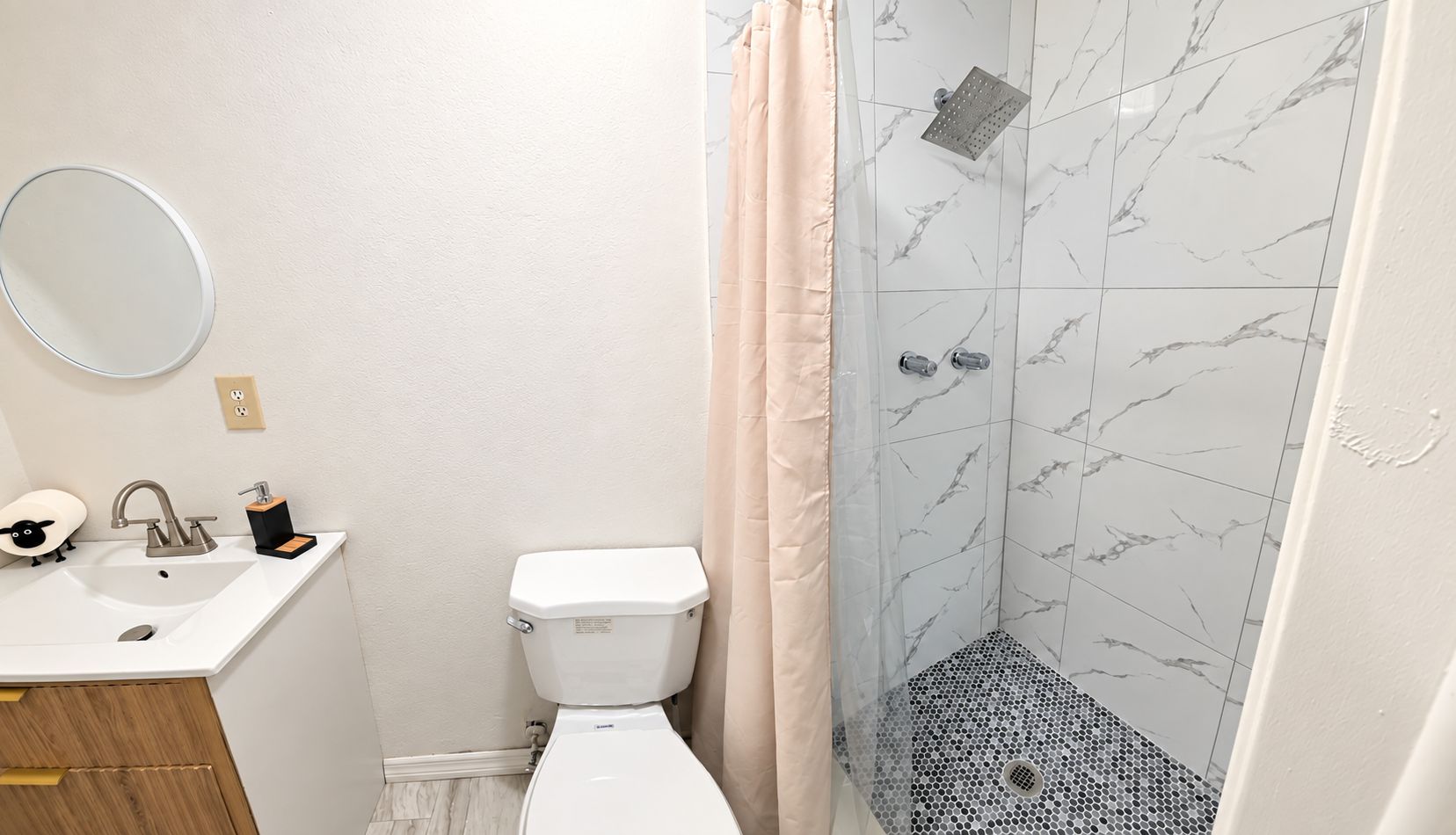 Ein Badezimmer mit Toilette, Waschbecken und Dusche.