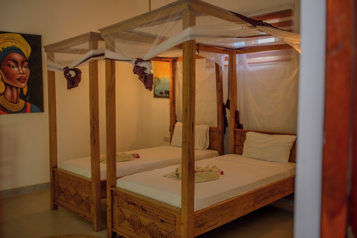 Phòng 2 giường đơn Tiêu chuẩn, quang cảnh hồ bơi | Két bảo mật tại phòng, bàn, khu vực làm việc phù hợp cho laptop 