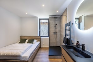 A modern bathroom with a shower, a sink, and a mirror. - The Nest of the Peaks (Formiguères)