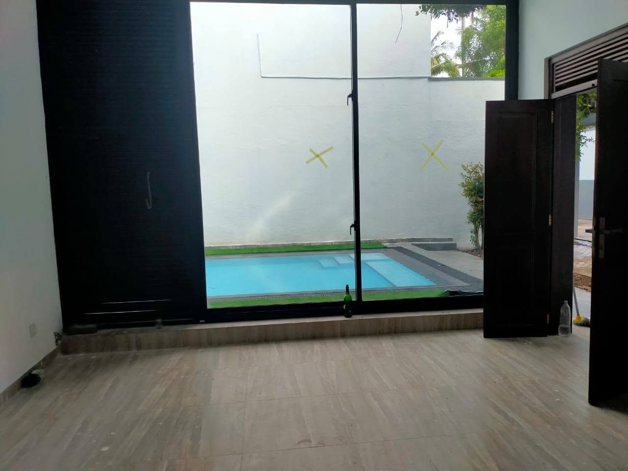 Ein Zimmer mit einer Schiebetür, die zu einem Schwimmbad führt.