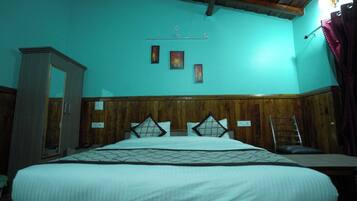 Un dormitorio con cama, cabecera de madera, un armario y estante con fotografías.