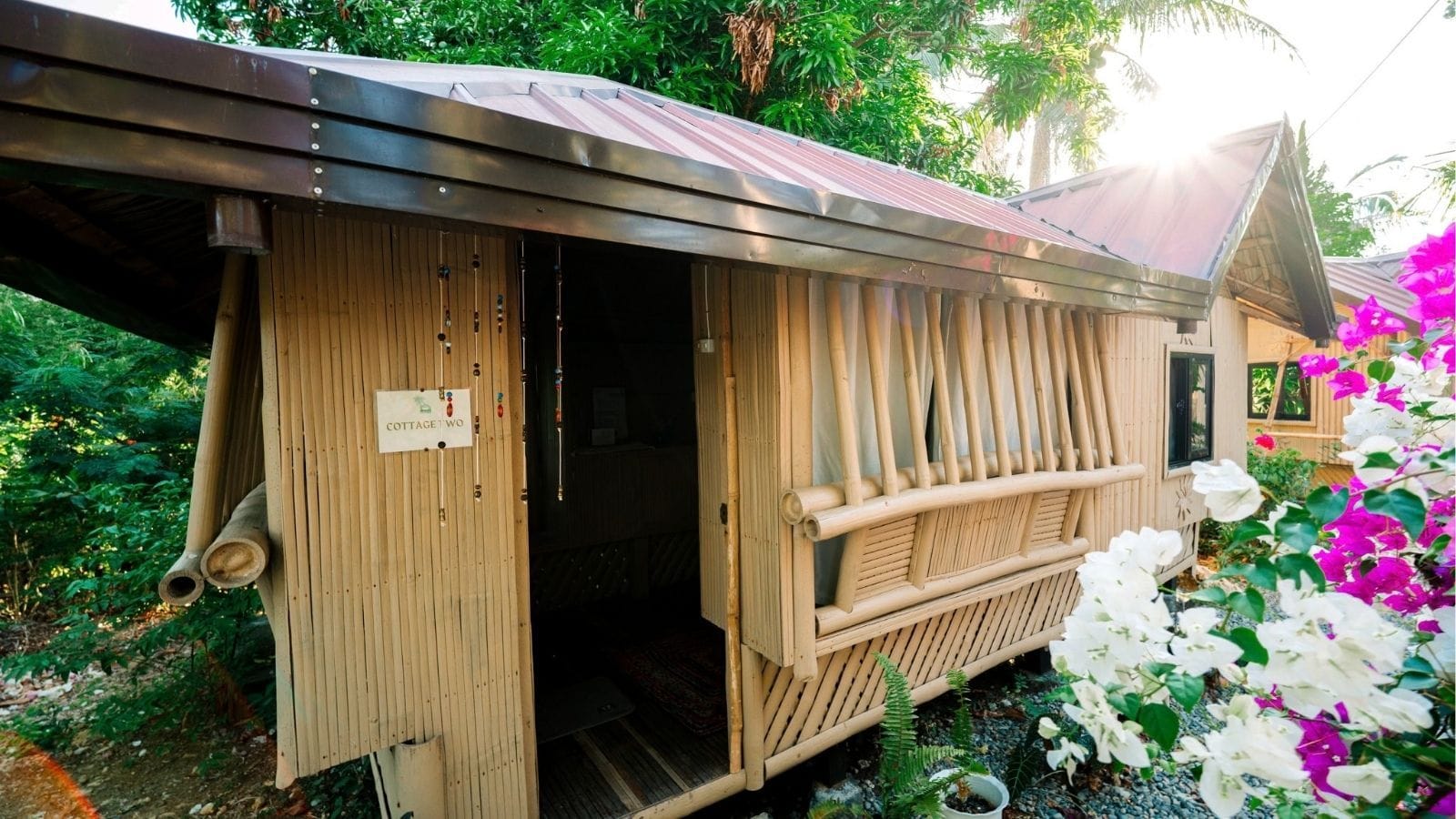 Une structure en bois avec une pancarte indiquant « COTTAGE 20 » et une porte donnant sur l’intérieur.