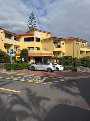 A yellow building with a sign for a garden restaurant. - Vila Ventura (Santa Cruz)