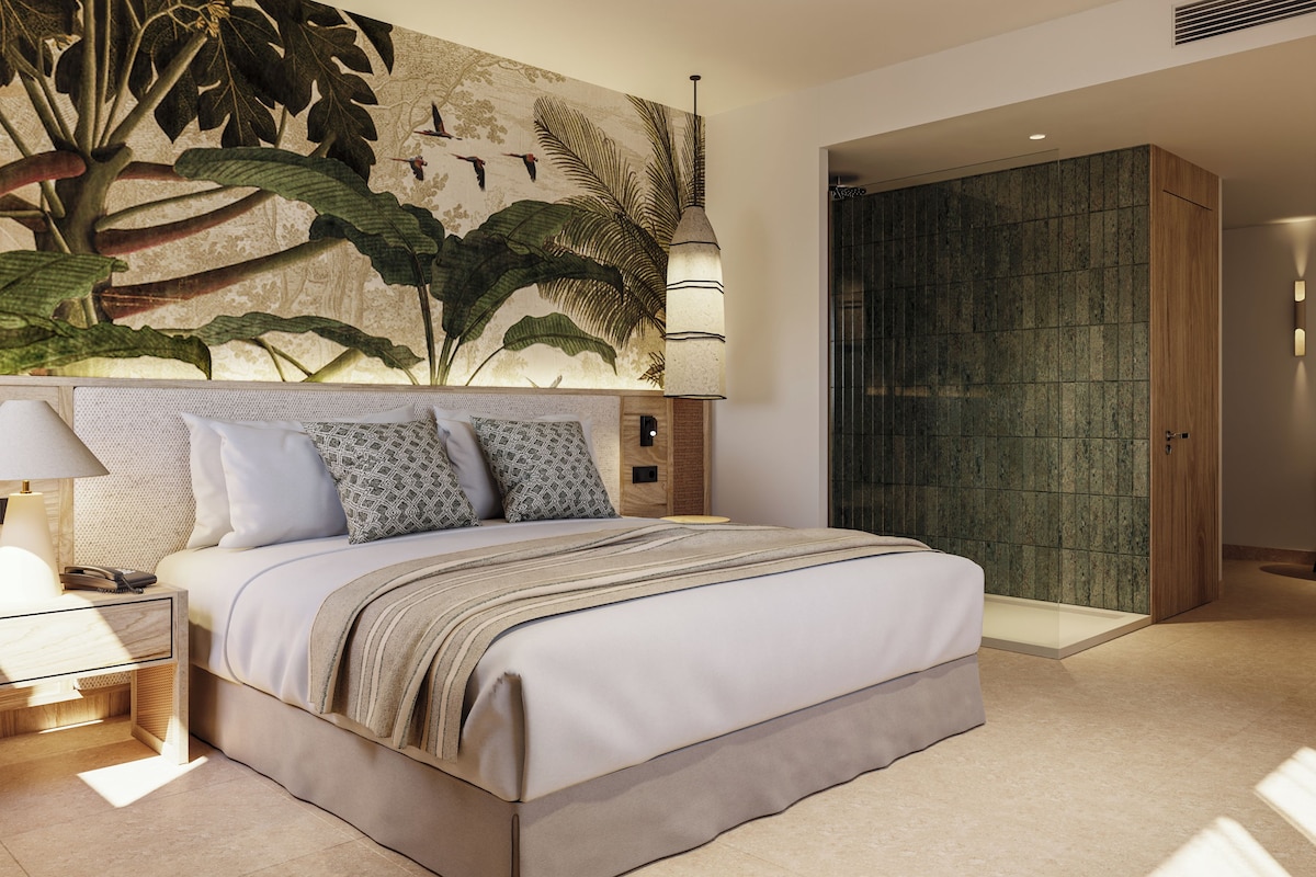 Un dormitorio moderno con una cama grande, una mesita de noche, una lámpara y un mural en la pared.
