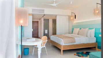 Una habitación de hotel moderna con una cama, un escritorio, una silla y un ventilador de techo.