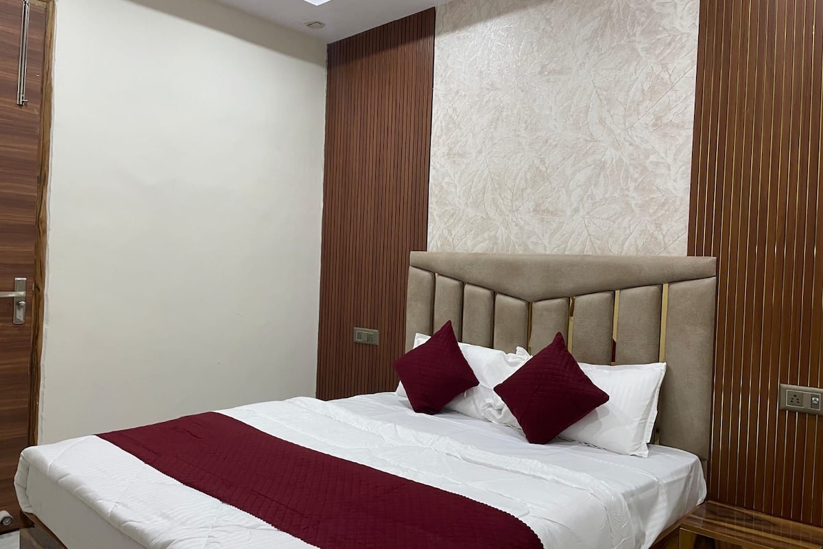 Kamar Double atau Twin Basic | Meja kerja, ruang kerja ramah laptop, kedap suara, dan Wi-Fi gratis