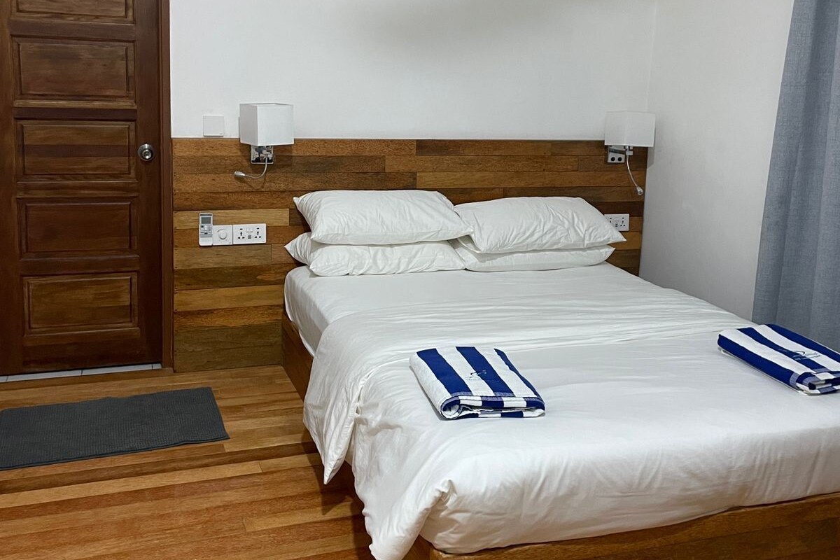 Kamar Double Standar, pemandangan kebun | Brankas, setrika/meja setrika, dan Wi-Fi gratis