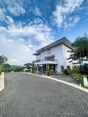 A modern two-story building with a flat roof and a balcony. - RUKUN Place Bandung  (Bandung)