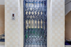 Una reja metálica con un panel digital que muestra el número 4.